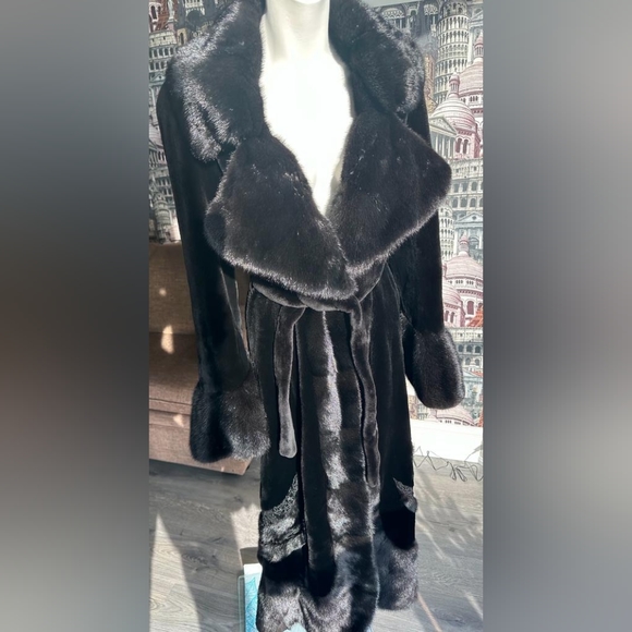 Black diamond Mink coat. - Picture 5 of 12
